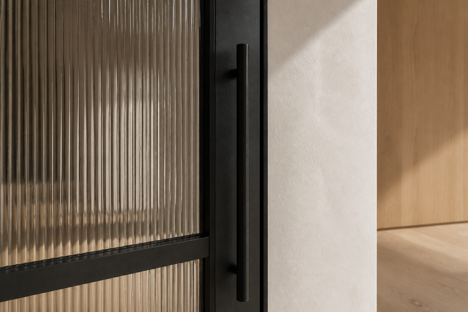 Detail van zwart stalen profiel, figuurglas en verticale deurgreep